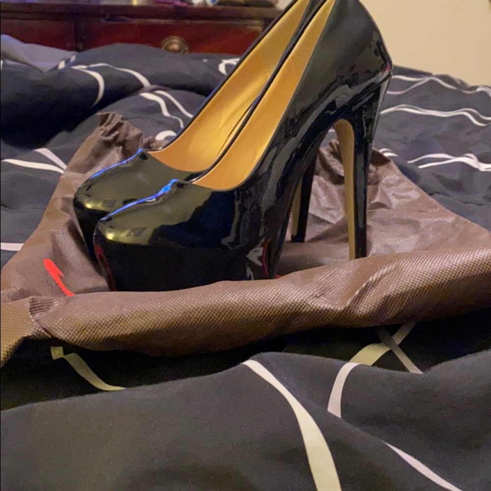 Black stilettos 4in